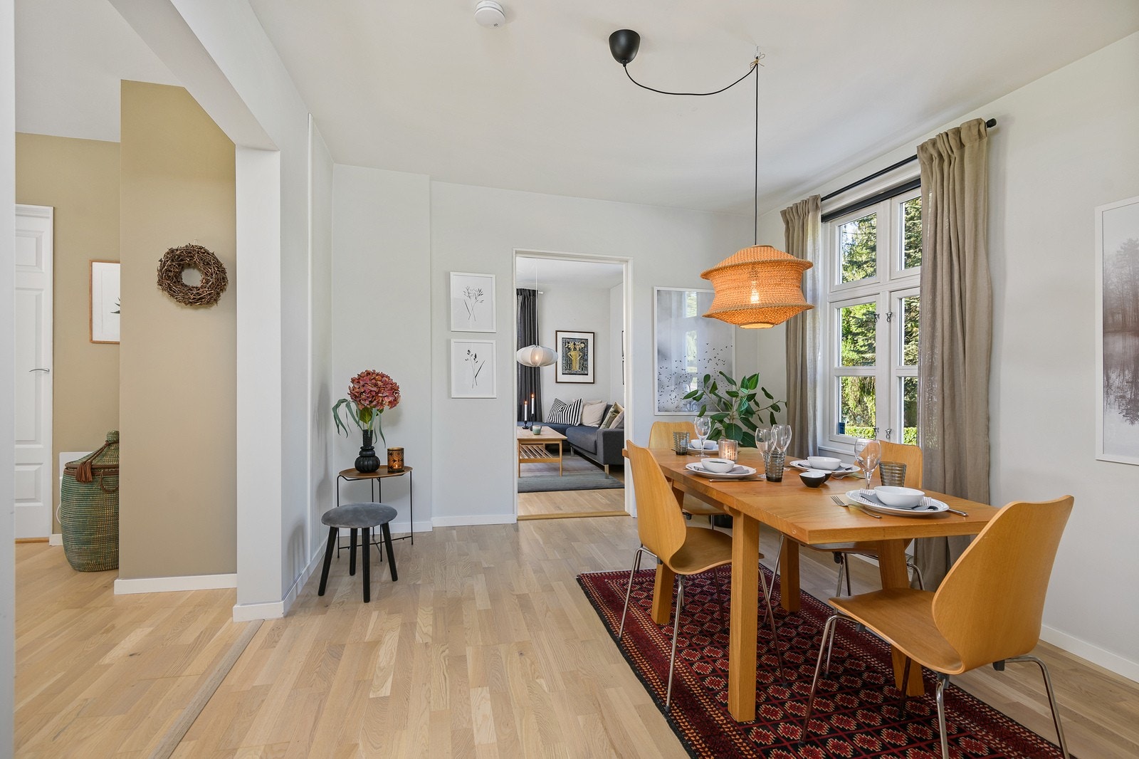 Spisestuen ligger praktisk til i tilknytning til kjøkkenet. Galleribilde
