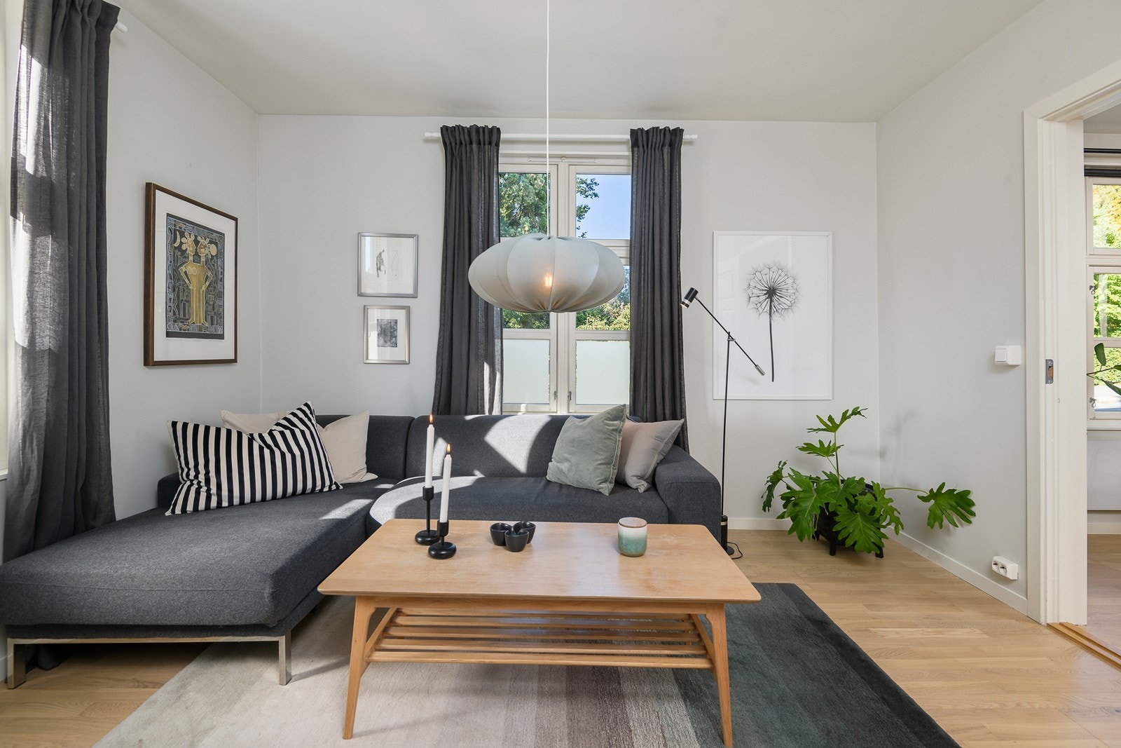 Stuen har god plass til sofagruppe og TV - perfekt for avslapping og hyggelige kvelder. Galleribilde