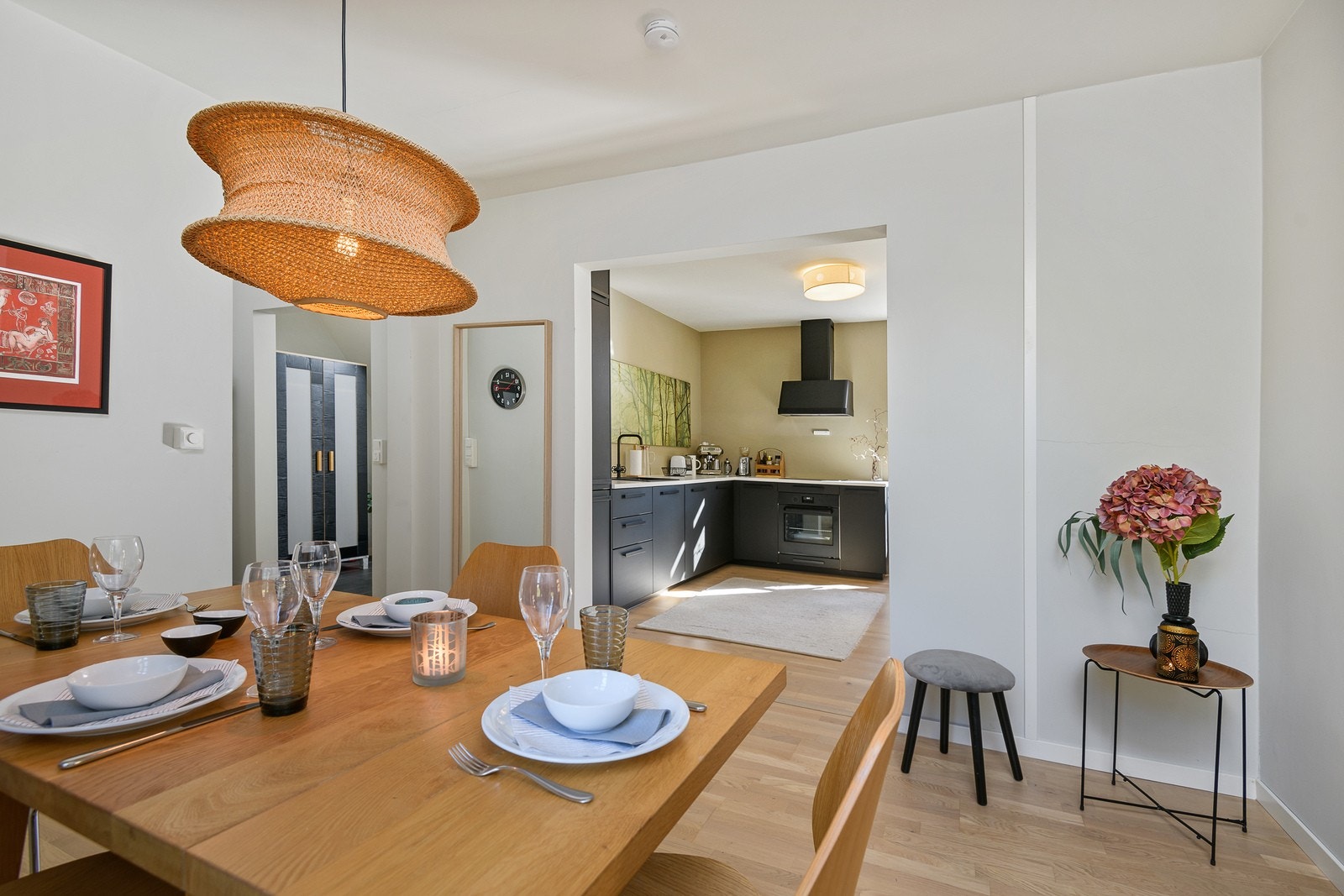 Spisestue og kjøkken. Galleribilde