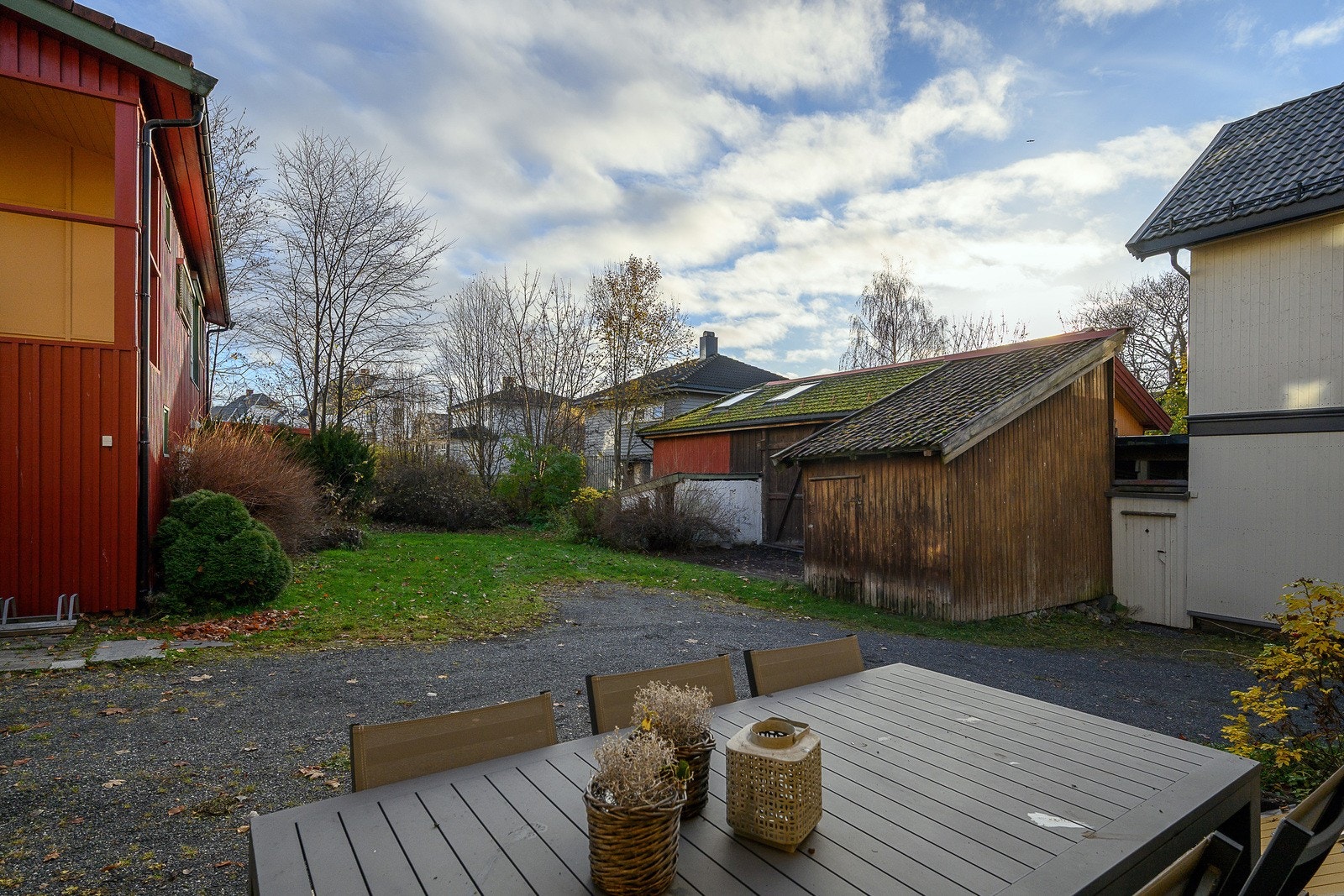 Felleseiet tomt som er pent opparbeidet med gruslagte kjøre- og gangarealer, samt velholdt plenområde som gir et grønt og innbydende preg. Galleribilde