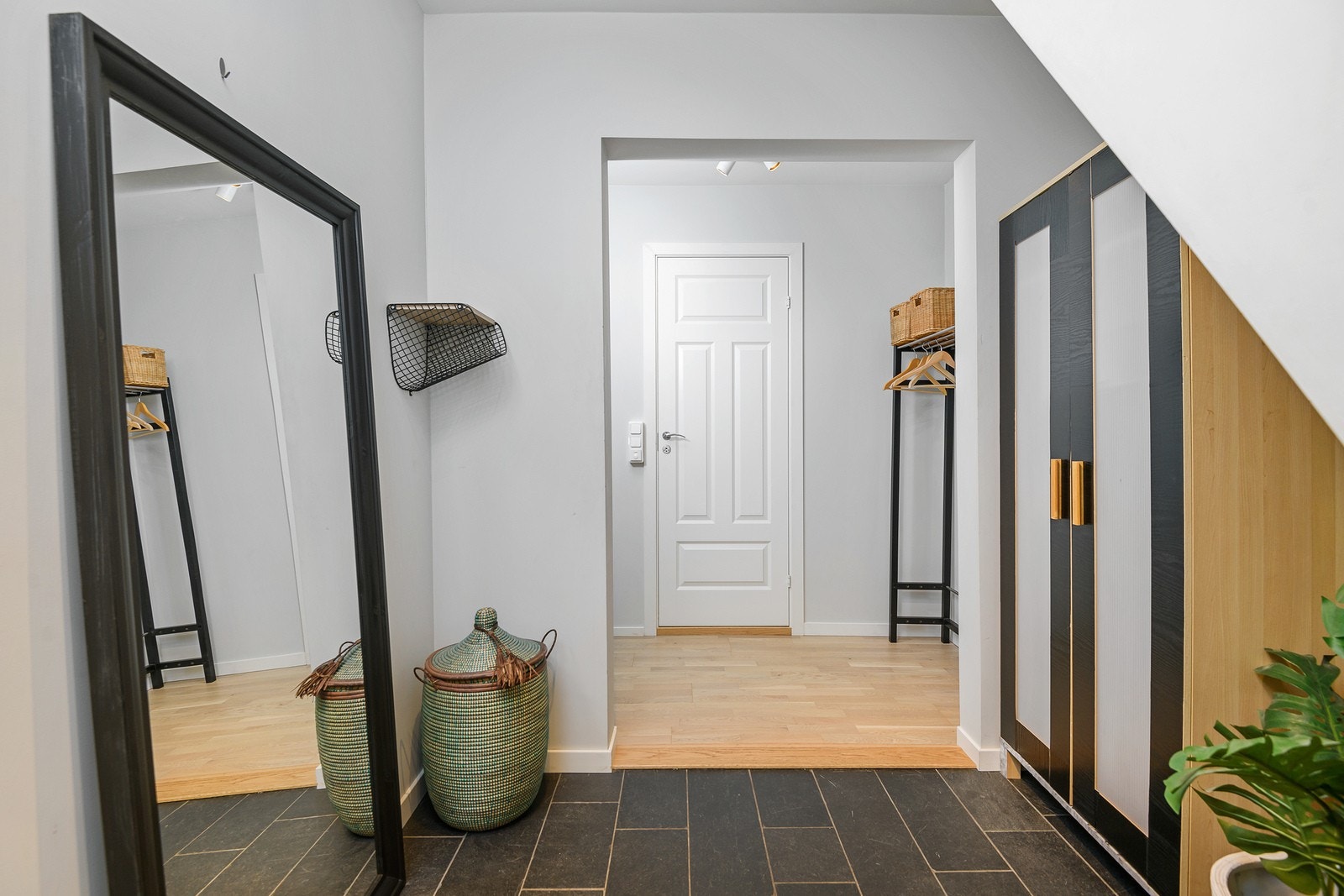 Fra entréen ønskes du velkommen inn i denne fine leiligheten! Galleribilde