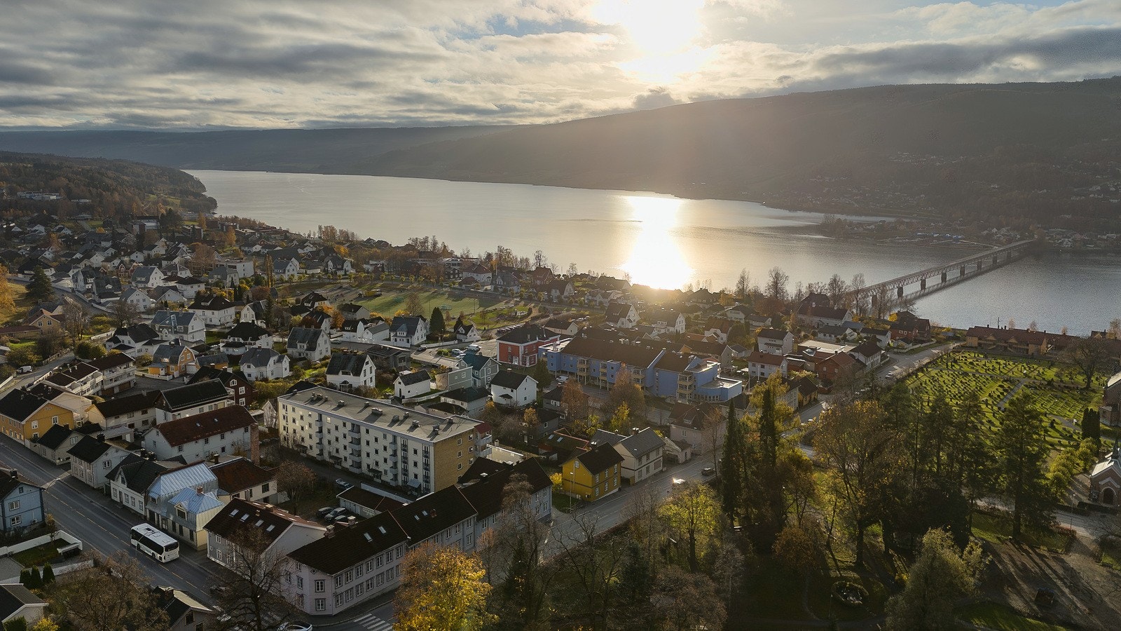 I nærområdet finner du vakre turområder, friområder ved Mjøsa og den populære Strandpromenaden - perfekt for avslappende spaserturer og rekreasjon. Galleribilde