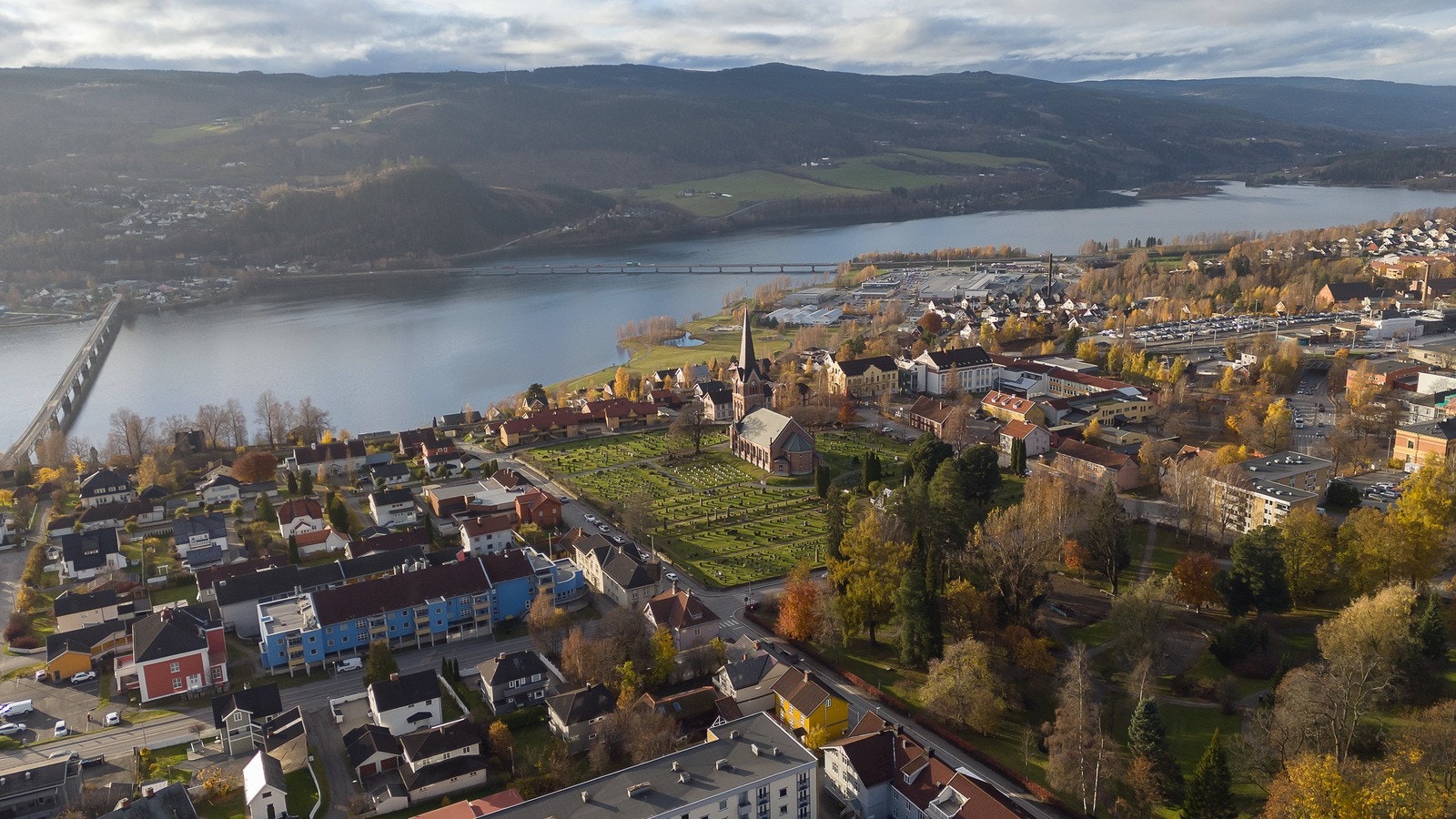 Fra boligen er det kun ca. 2 minutters gange til nærmeste bussholdeplass, "Søndre Park Kirkegata", som gir enkel tilgang til lokal kollektivtransport. Lillehammer togstasjon ligger ca. 8 minutters gange unna, med hyppige avganger til Oslo. Galleribilde