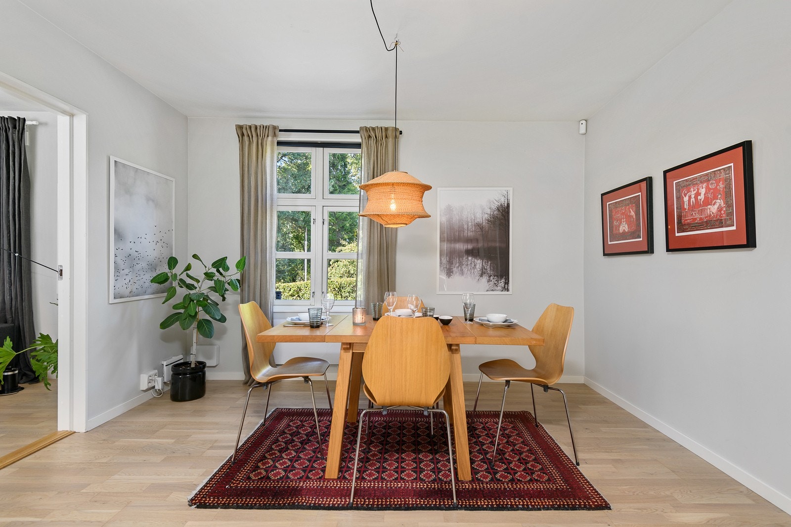 Spisestuen har en åpen og luftig løsning med god plass til langbord - ideelt for hyggelige måltider med familie og venner. Galleribilde