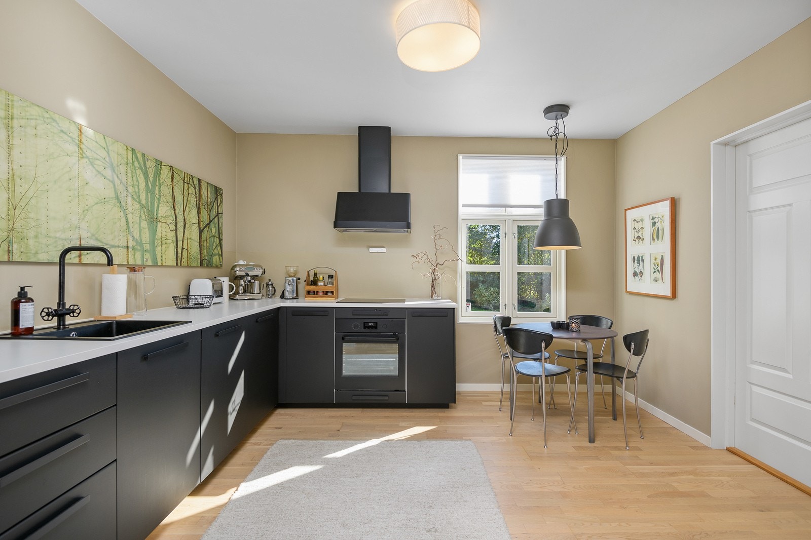 Her finner du en laminat benkeplate med nedfelt komposittvask og togrepsarmatur, samt hvitevarer som platetopp, stekeovn, oppvaskmaskin og kjøleskap - alt praktisk og elegant plassert. Galleribilde