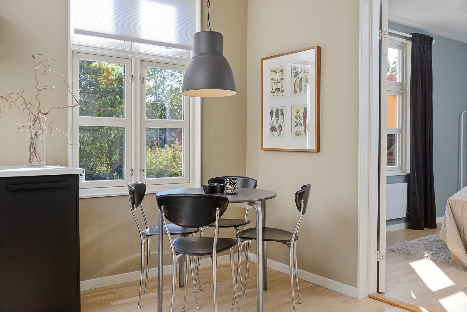 Det er god plass til spisebord - perfekt for morgenkaffen og mindre måltider. Galleribilde