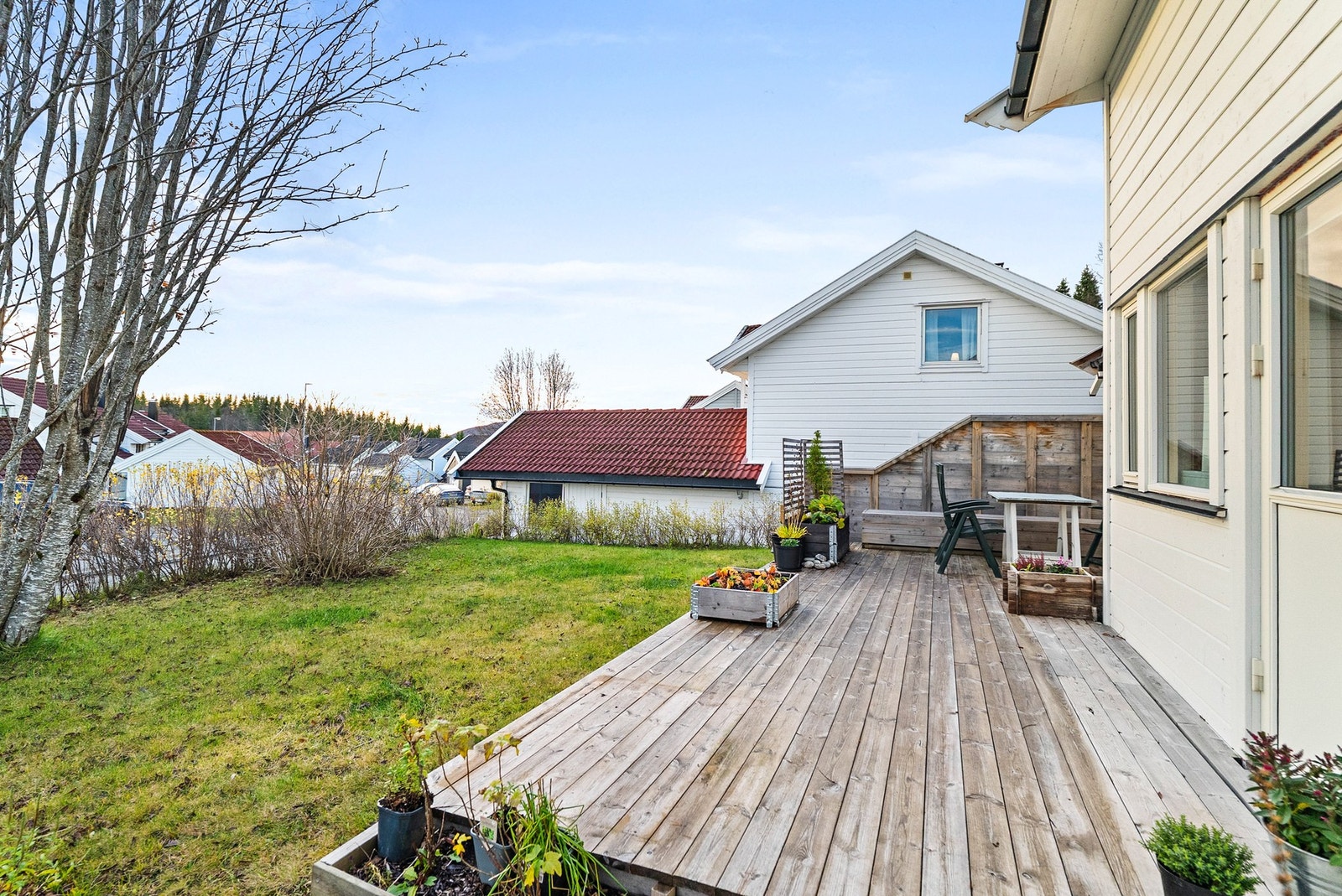 Terrassen er romslig med god plass til flere sittegrupper. Galleribilde