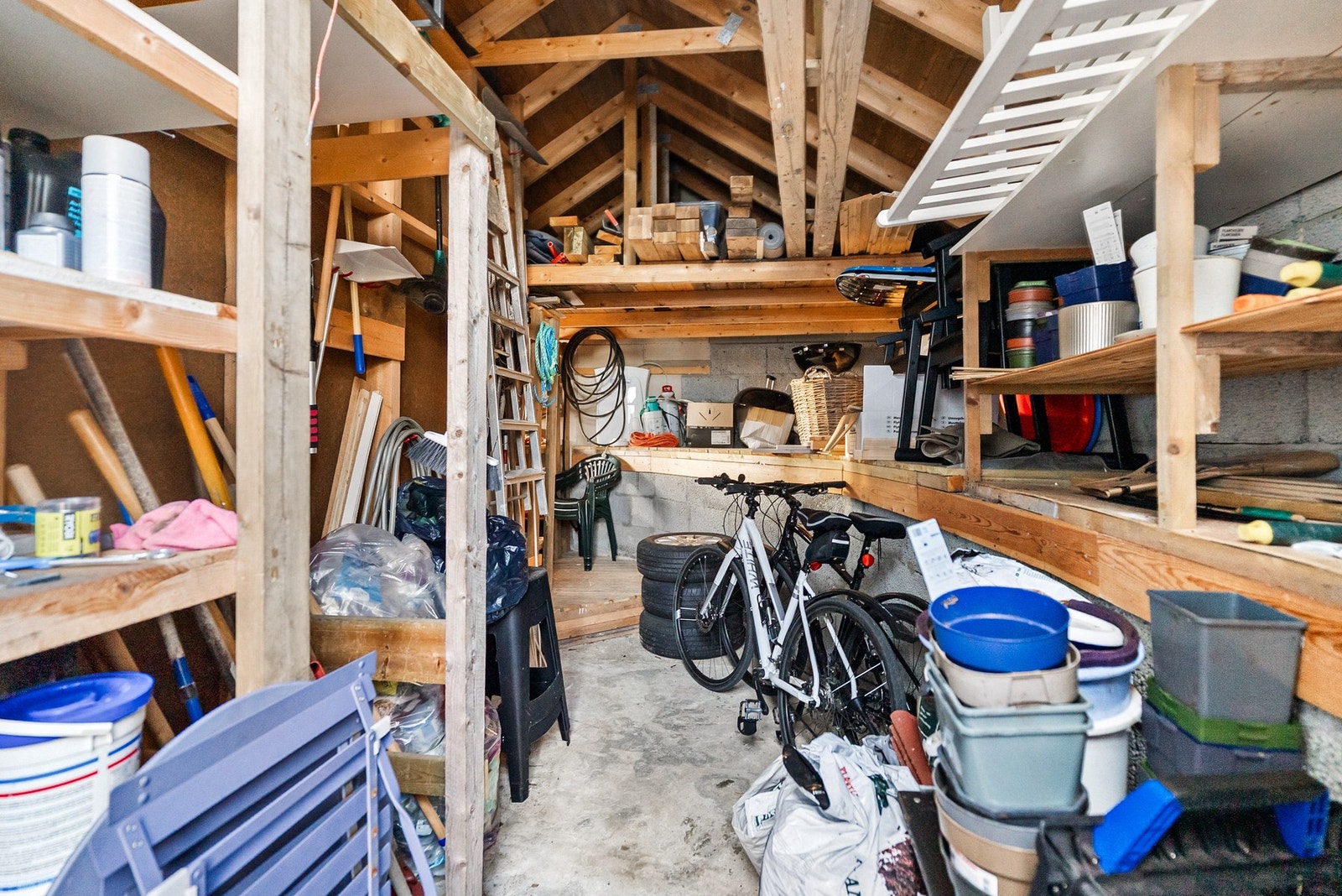 Romslig utebod/hobbybod på baksiden av bygget. Galleribilde