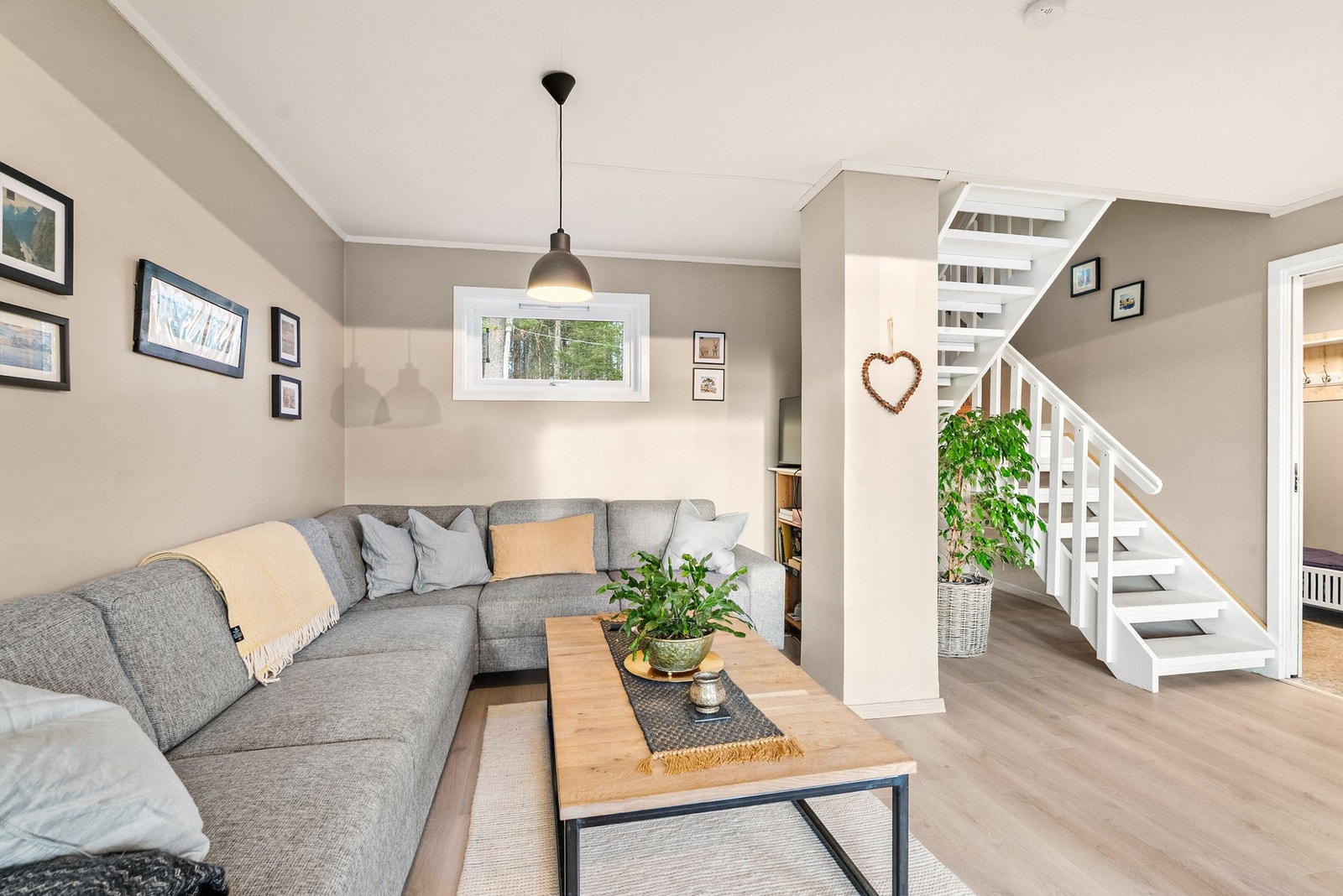 Stuen fremstår som lys og innbydende med moderne laminatgulv i lyse toner. Gulvvarme i stuen. Galleribilde