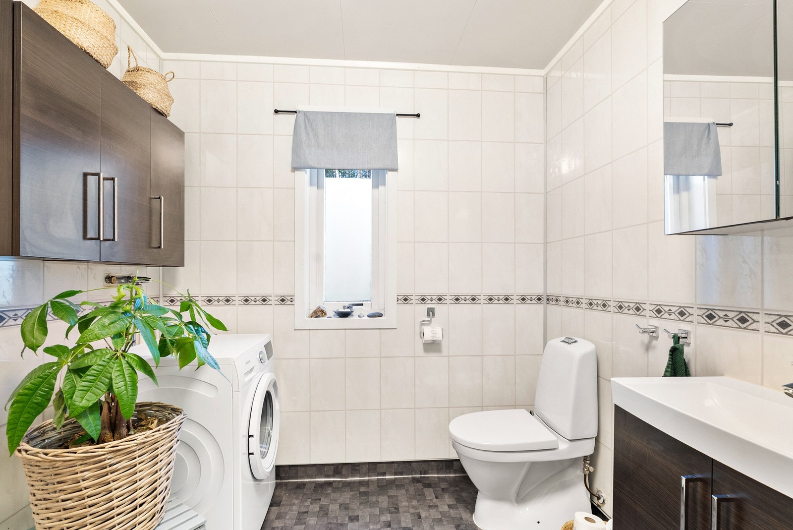 Her er det også opplegg for vaskemaskin samt elektriske varmekabler på gulv. Galleribilde