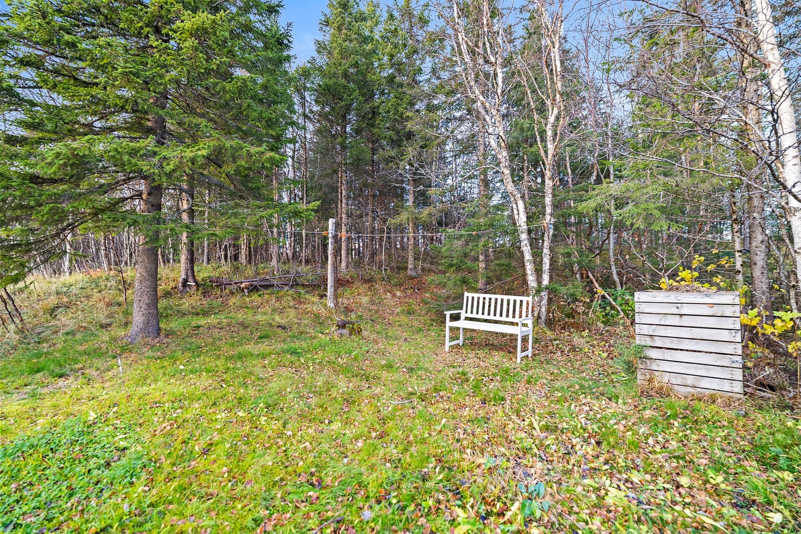 Uteområde på baksiden. Det bemerkes at denne går over på kommunalt område. Galleribilde