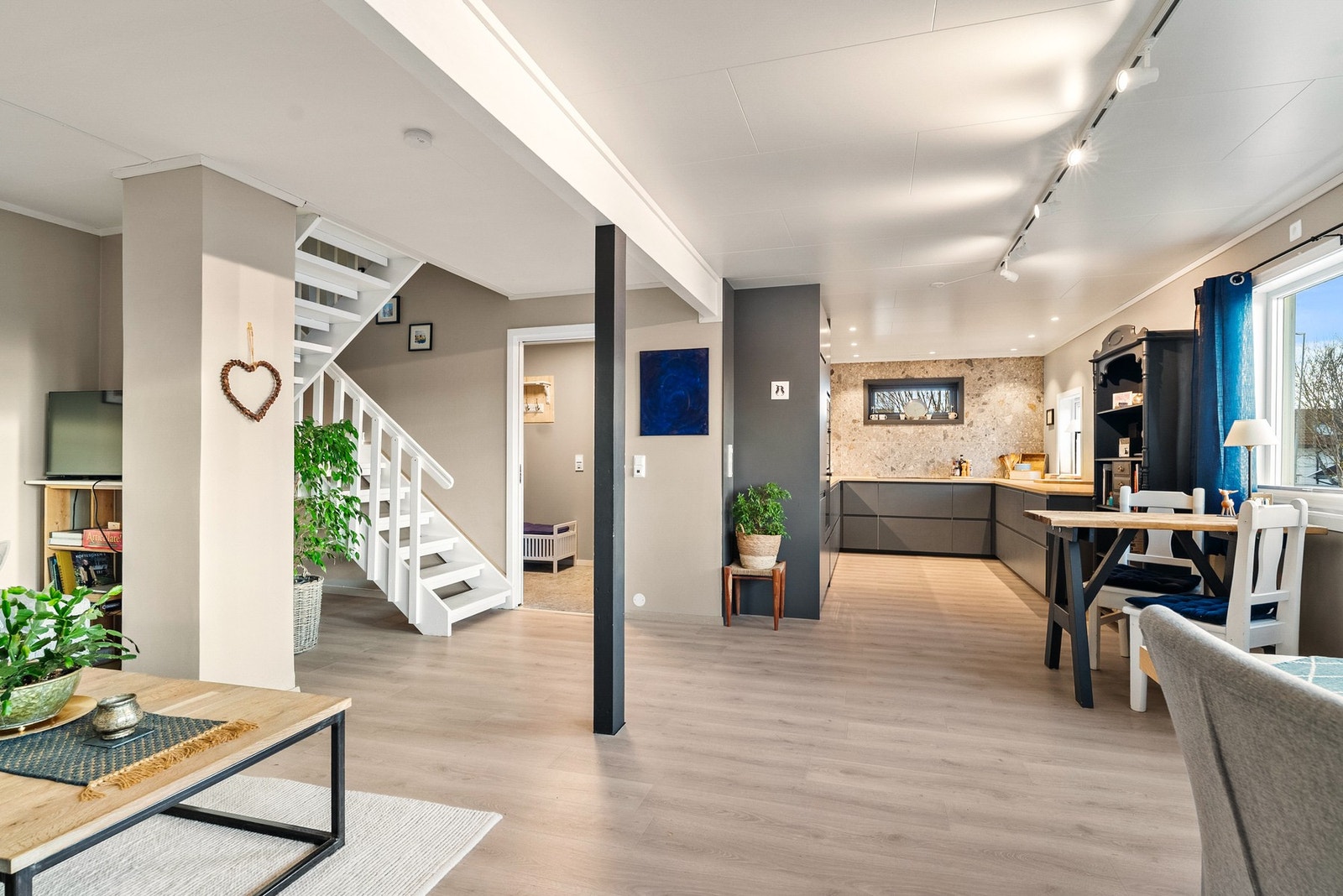 Rommet er delvis adskilt fra kjøkkenet, noe som gir en naturlig og praktisk rominndeling. Galleribilde