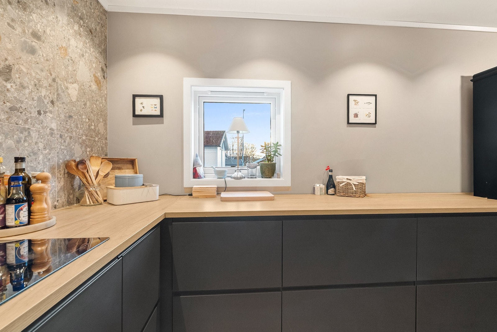 Innredning i glatte fronter som gir et rent og tidløst uttrykk. Platetopp med integrert ventilator. Galleribilde