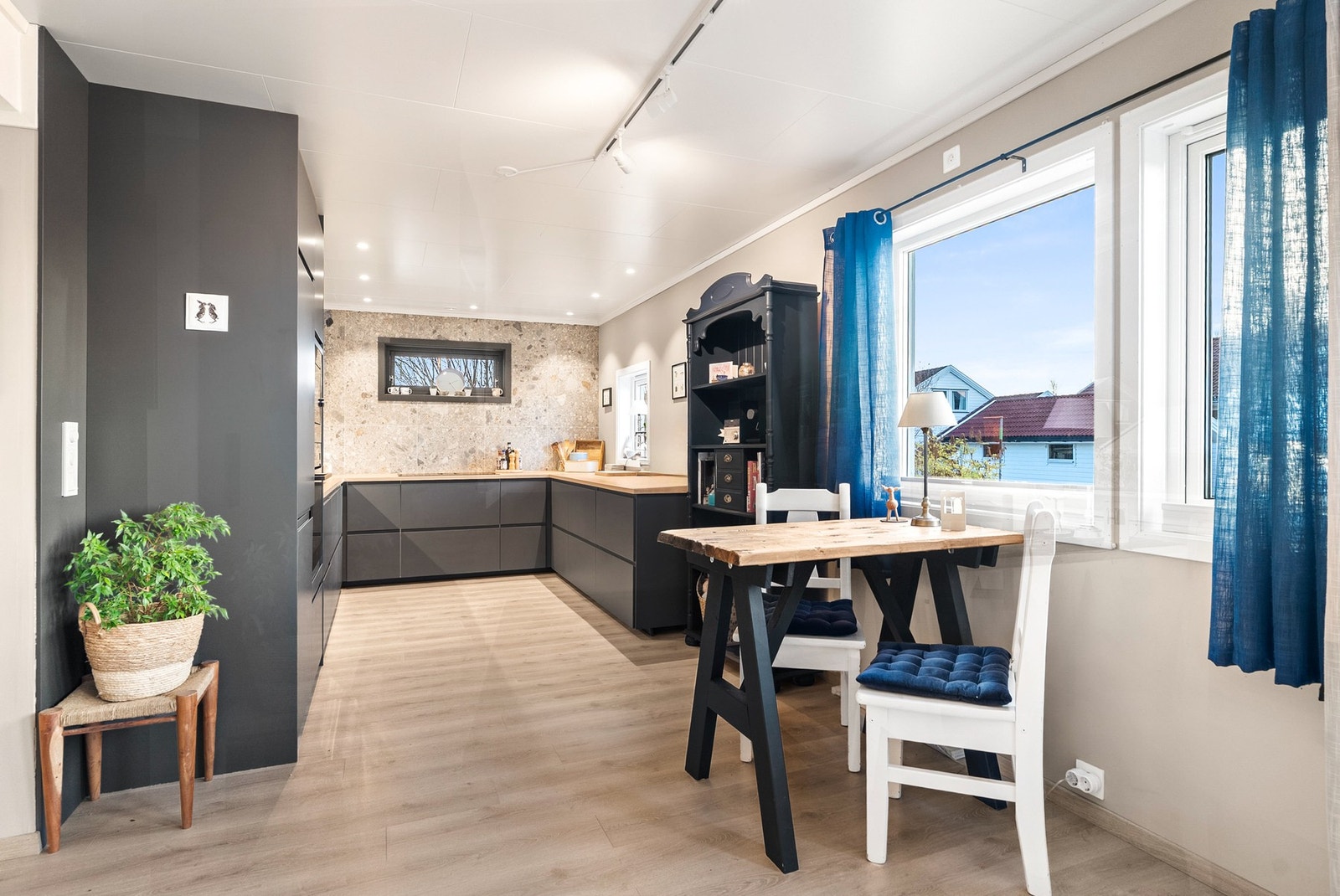 Downlights i himlingen på kjøkkenet. Gulvvarme også på badet. Galleribilde