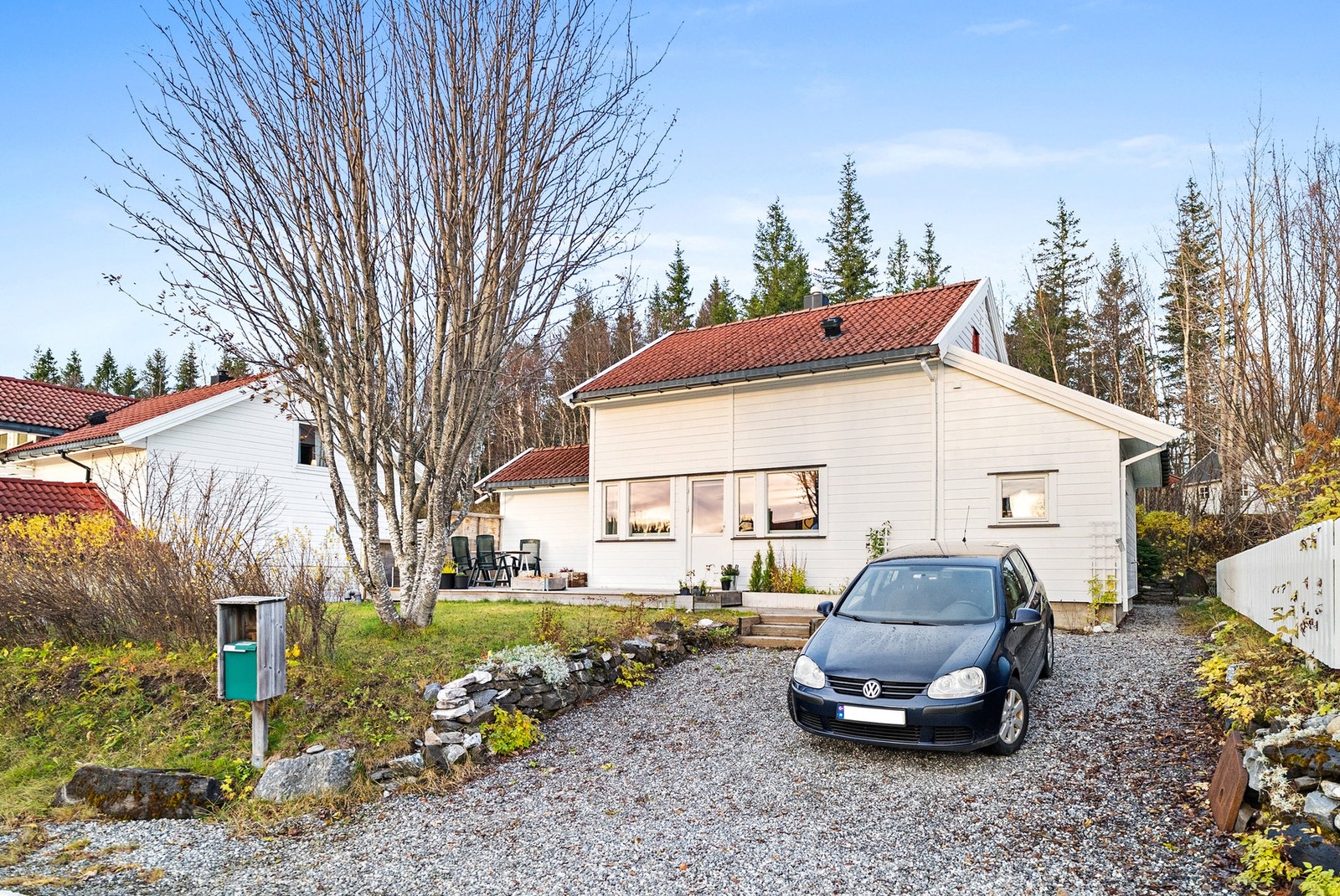 Godt med parkering i gruset oppkjørsel. Galleribilde