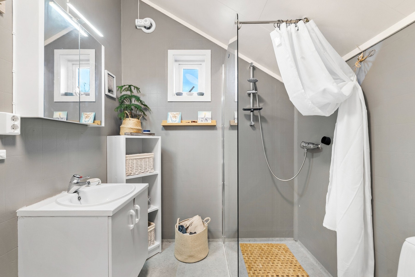 Lys innredning og speilskap. Galleribilde