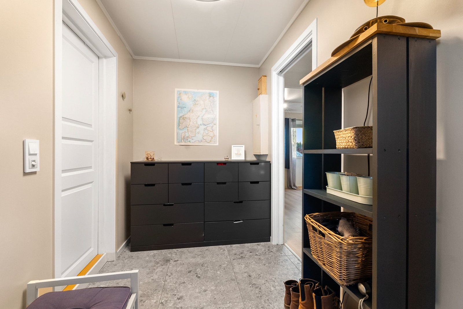 Velkommen inn til en romslig entré med store gulvflser og gulvvarme. Her er det god plass til ulike garderobeløsninger. Galleribilde