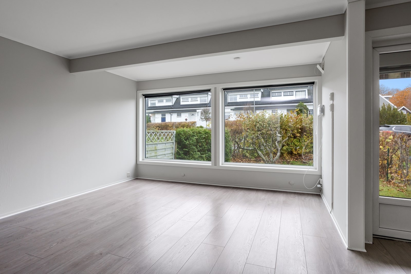 Det er god plass til både sofagruppe og spisegruppe i stuen. Galleribilde