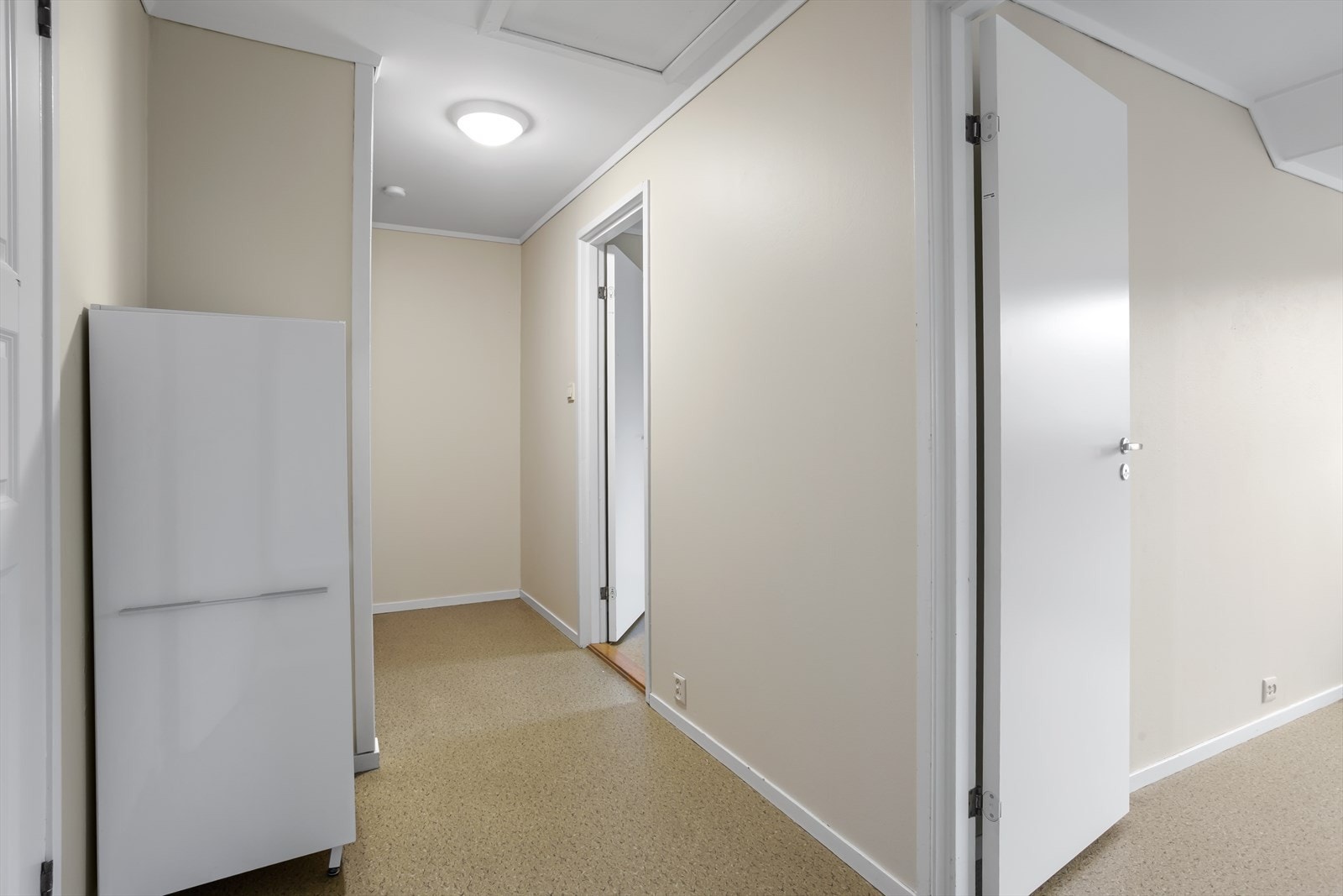 Fra gangen har du tilgang til alle soverommene og badet. Galleribilde
