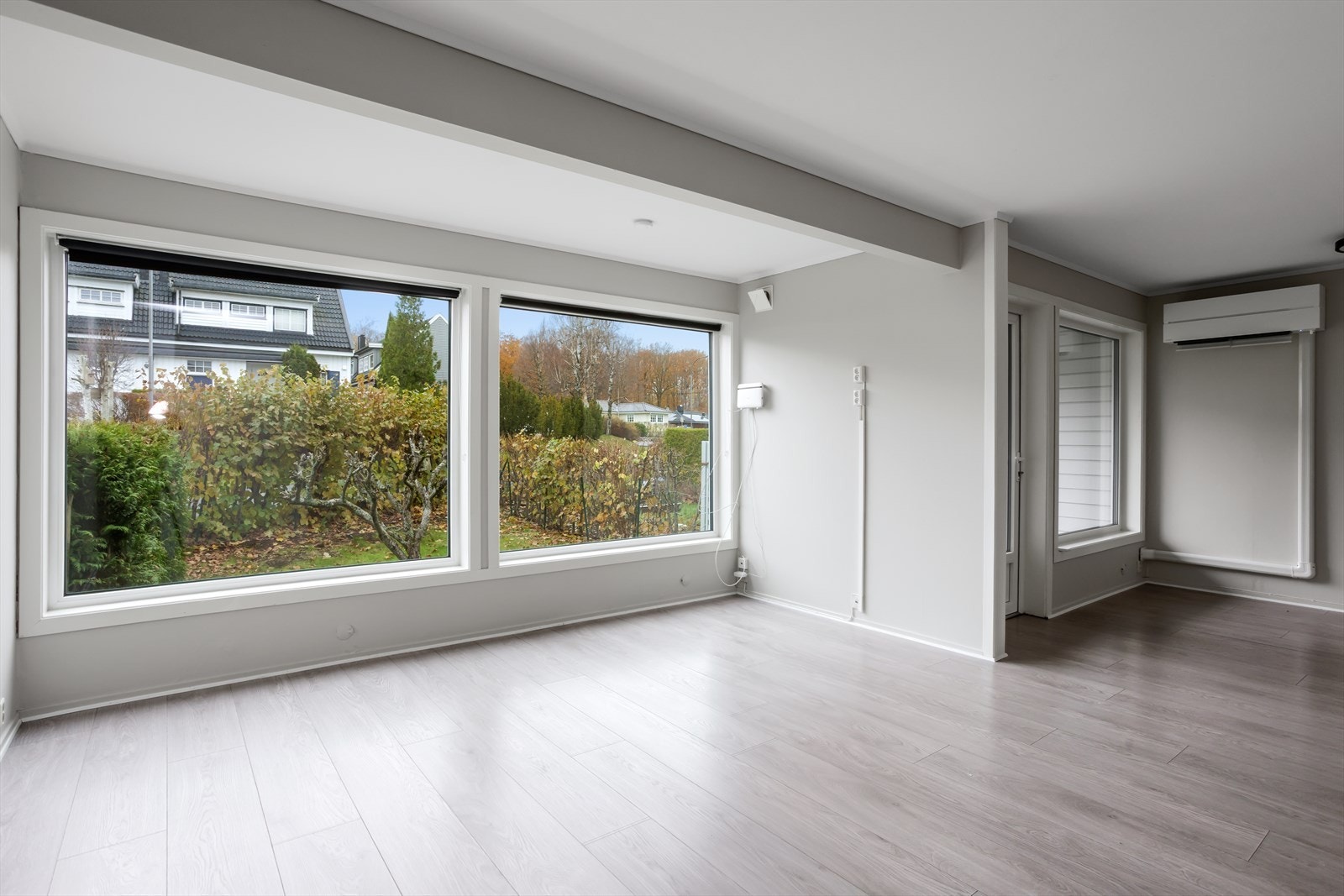 Stuen har store vinduer som sørger for rikelig med naturlig lysinnslipp. Galleribilde