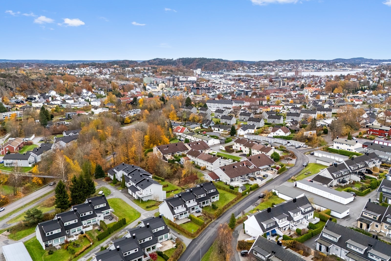 Daglige innkjøp kan enten gjøres på Kiwi Moveien som ligger ca. 6 min. gange unna boligen, eller Meny Stadiontunet som ligger ca. 10 min gange unna boligen. Galleribilde
