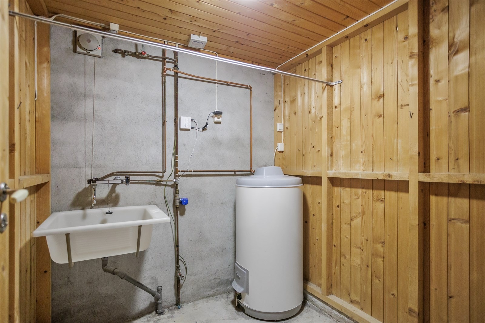 På vaskerommet er det utslagsvask og varmtvannstank. Galleribilde