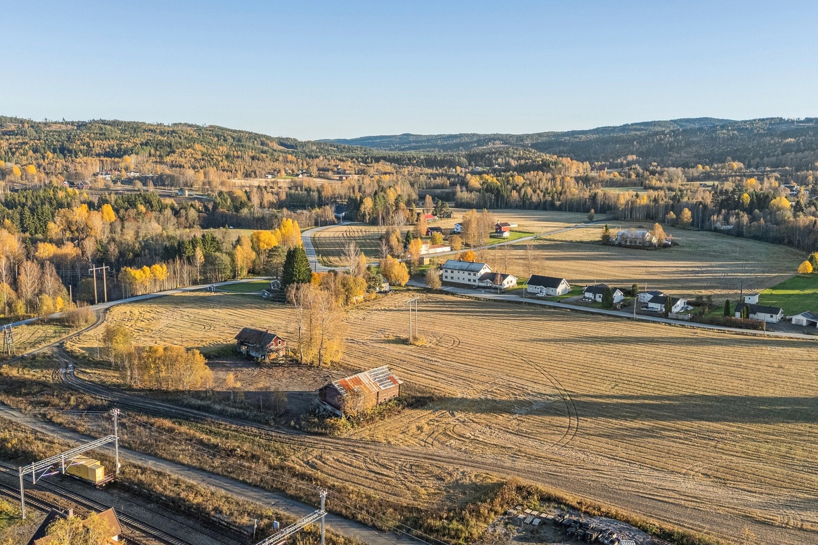 Beliggenheten er også svært praktisk - eiendommen ligger mellom Kongsvinger og Skarnes, med enkel adkomst til begge steder. Galleribilde