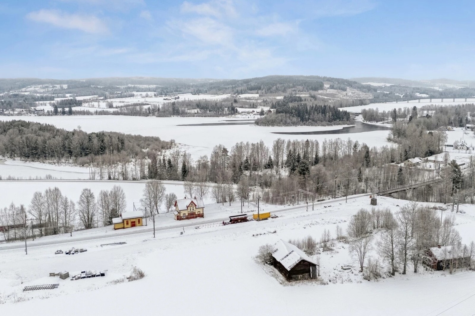 Nærmeste bussholdeplass er Galterud Mat som ligger ca. 300 meter fra boligen. Der finner du buss-linje 716 og 727. Galleribilde