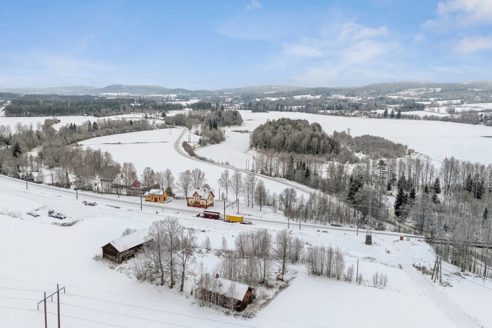 Innen 20 minutters kjørevei finner du et bredt utvalg av servicetilbud, butikker og fasiliteter. Her får du det beste av to verdener: fredelige, naturskjønne omgivelser kombinert med kort vei til alt du trenger i hverdagen. Galleribilde