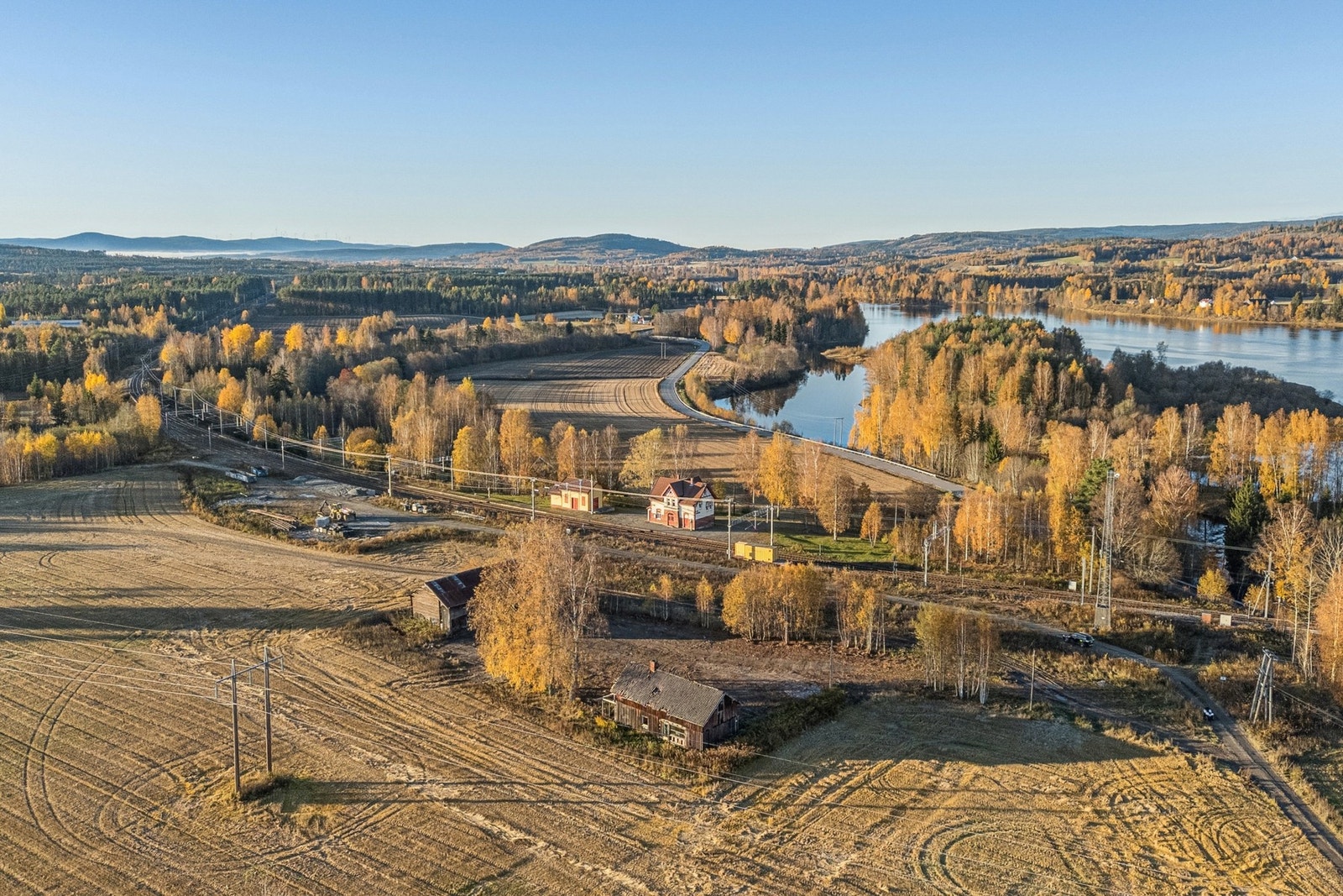 Like i nærheten finner du Furumoen og Sandermoen Idrettsforening med moderne anlegg og kunstgressbane, hvor det tilbys aktiviteter for barn og unge i alle aldre. Bade/fiskeplass med muligheter for å sette ut båt ligger kun ca. 800m fra eiendommen ved Glom Galleribilde