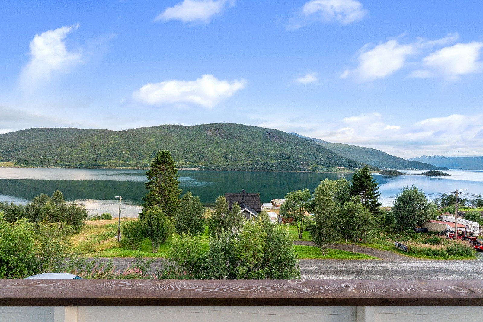 Fantastisk utsikt mot sjø og majestetiske fjell!