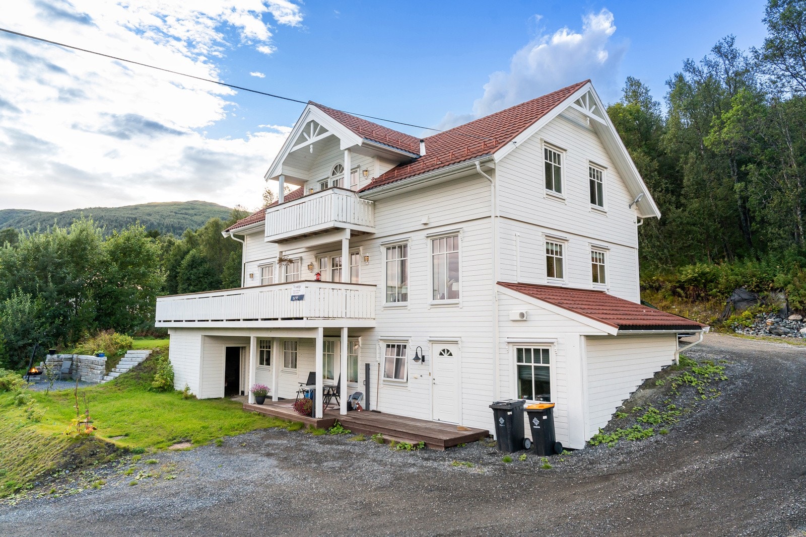 I husets 1.etg er det en godkjent 3-roms utleieleilighet som sikrer gode inntekter.