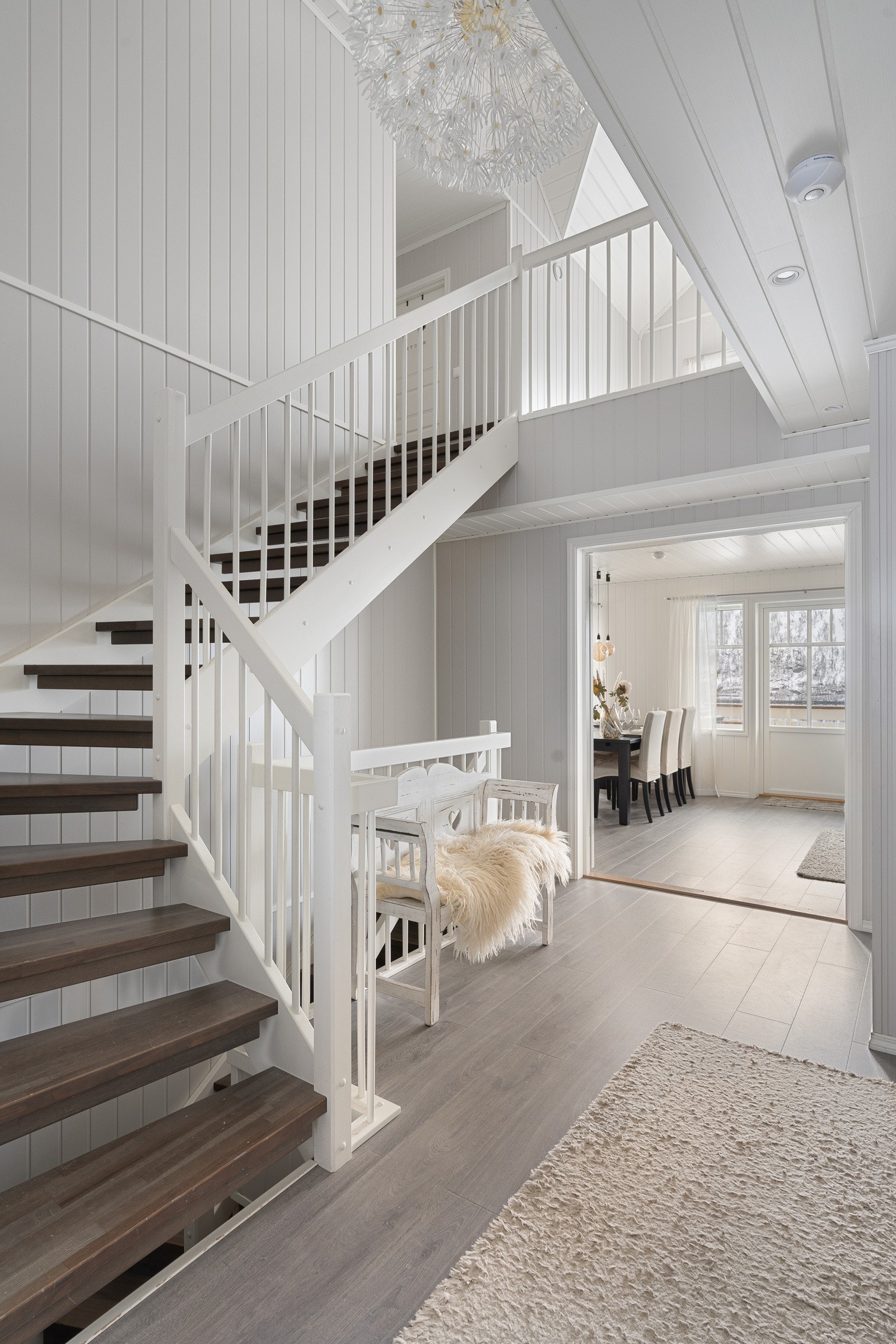 Boligen er fordelt på 3 plan og har en arealeffektiv og praktisk romfordeling.