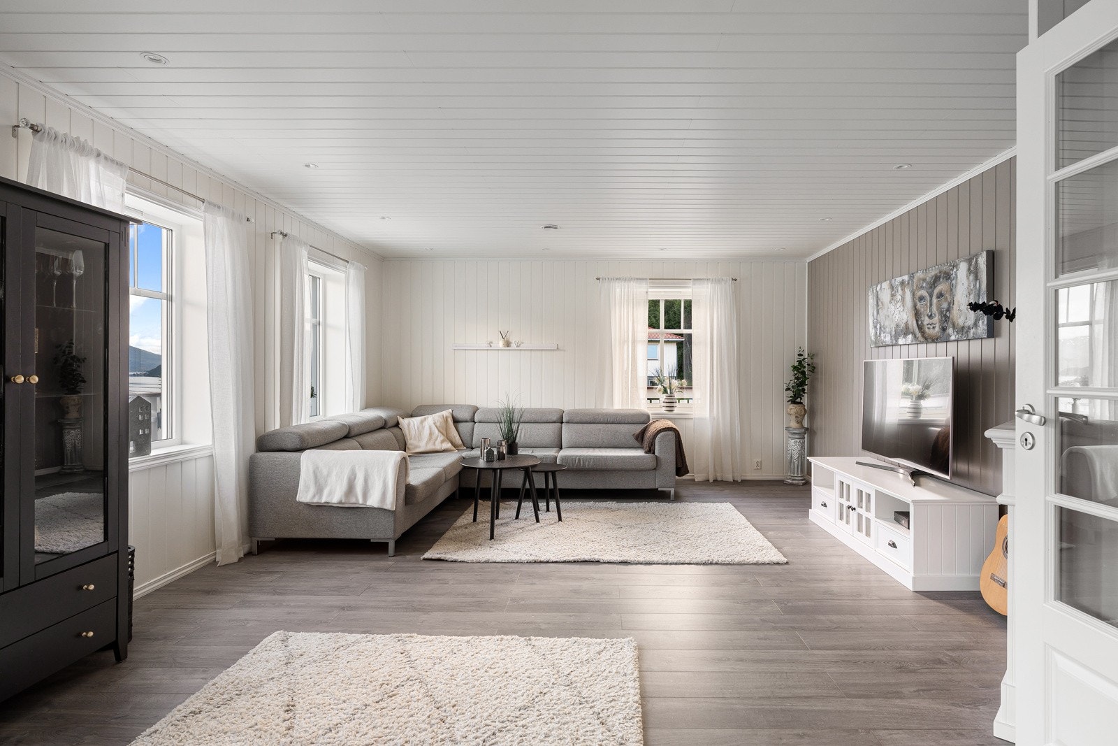 Store oppholdsrom, flere møbleringsmuligeter og moderne standard.