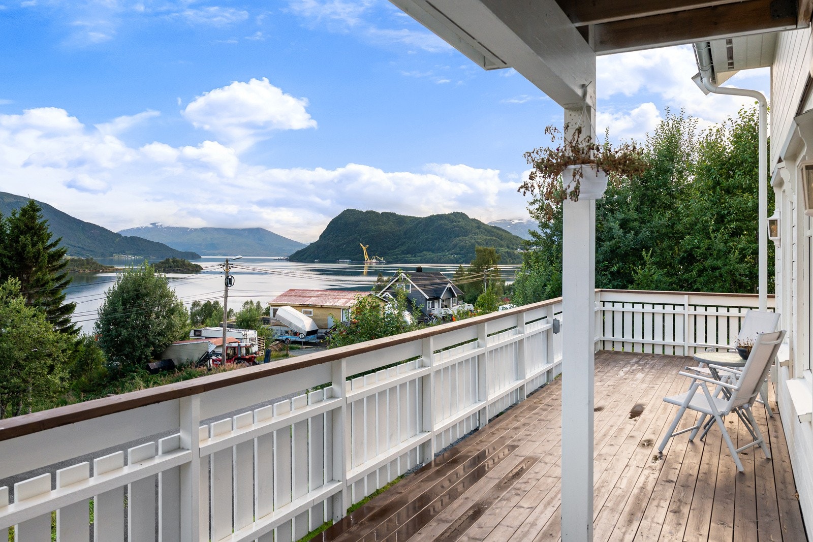 Innholdsrik familiebolig med landlig beliggenhet og kort vei til en rekke fasiliteter.