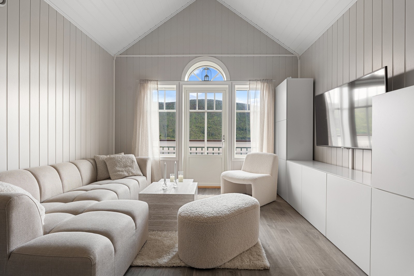 Et av husets høydepunkter er denne herskapelige loftstuen!