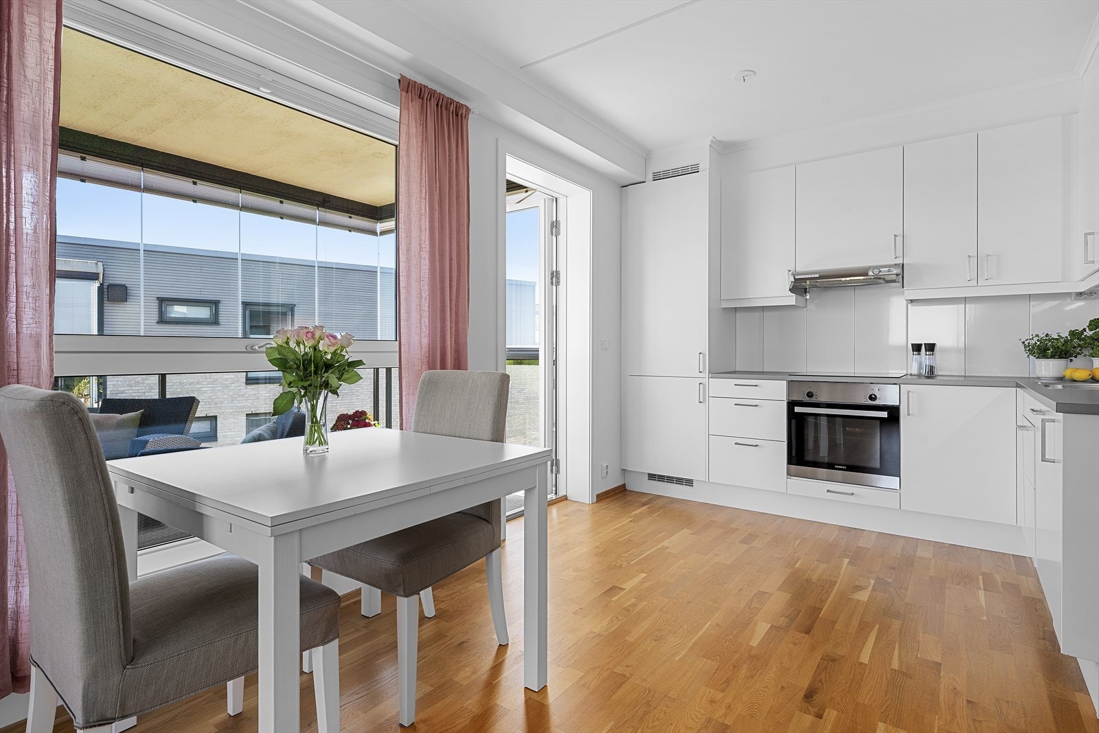 Spiseplass og kjøkken. Galleribilde