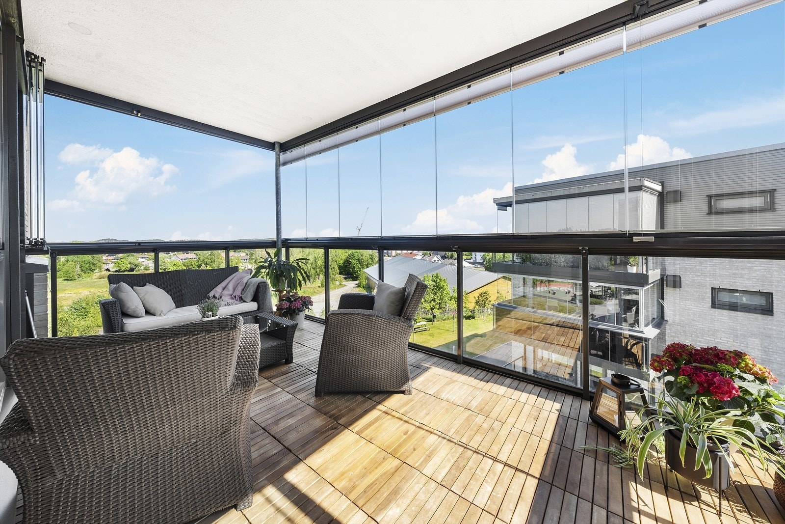 Innglasset veranda med flott utsyn. Galleribilde