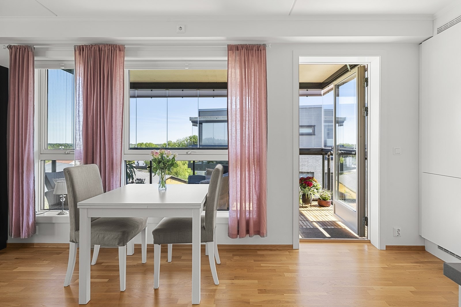 Spiseplassen. Utgang til innglasset veranda Galleribilde