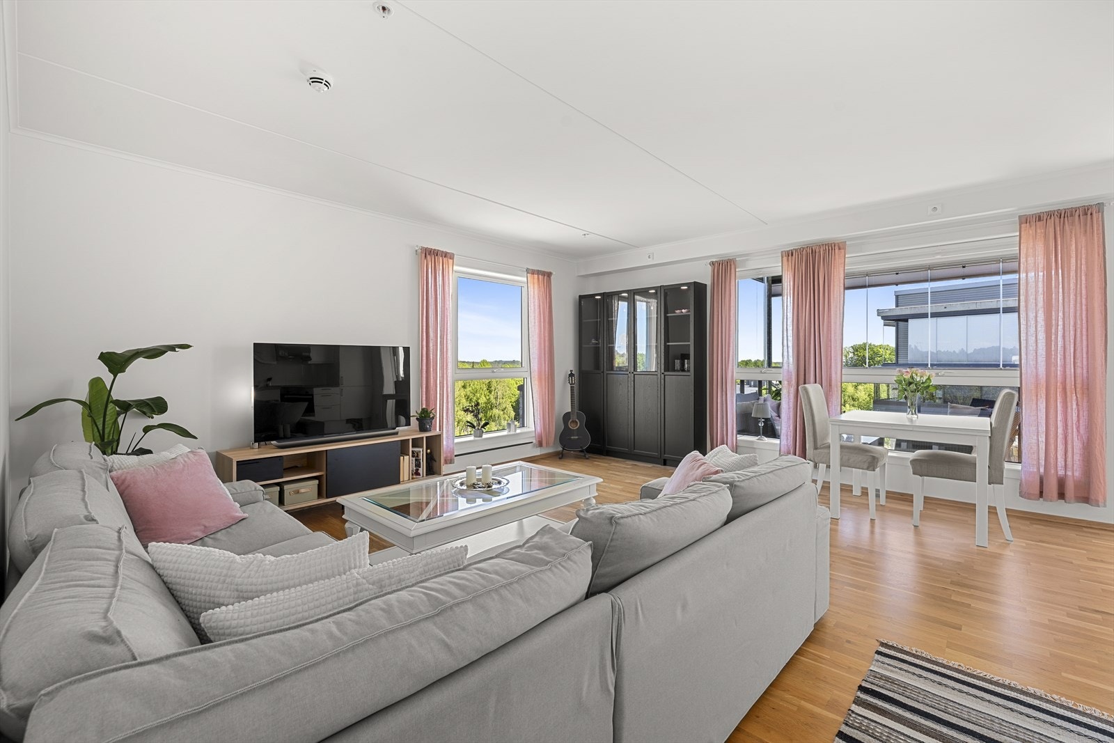 Stue i lyse og tidsriktige farger. Galleribilde