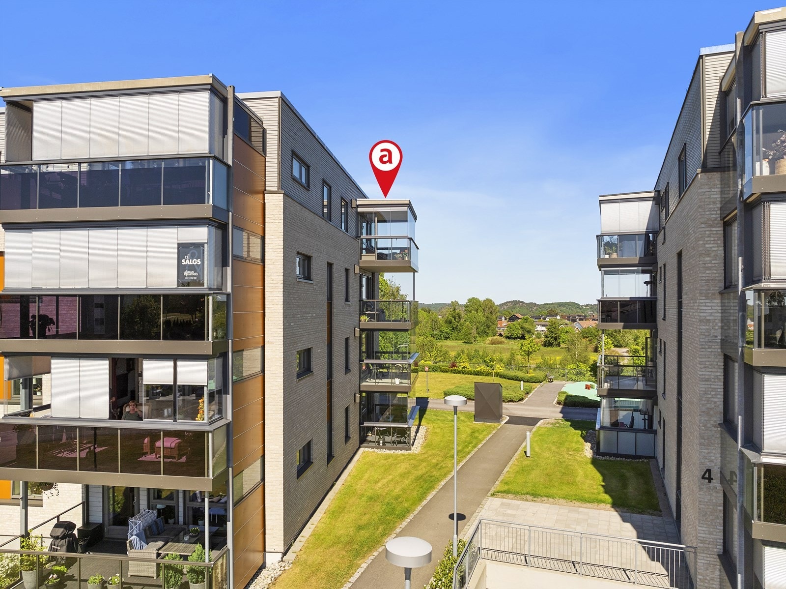 Deilig innglasset veranda. Her kan du forlenger du utesesongen. Galleribilde