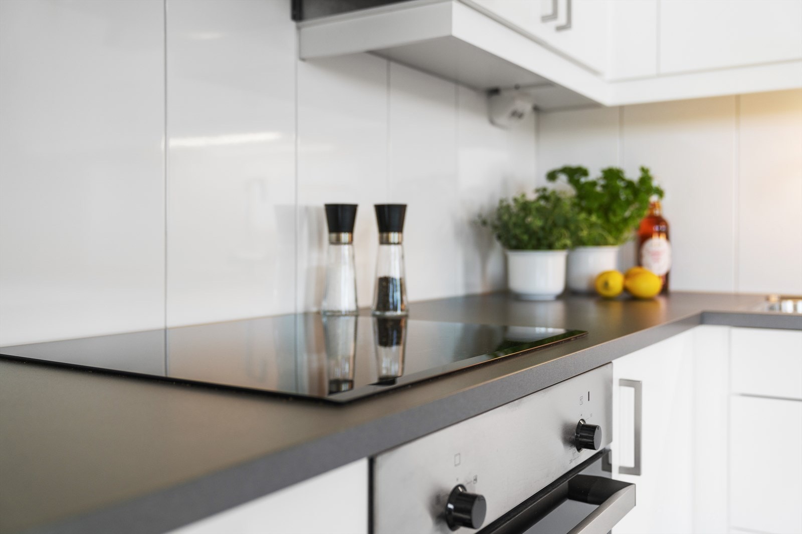 Lyst og pent kjøkken med integrete hvitevarer Galleribilde