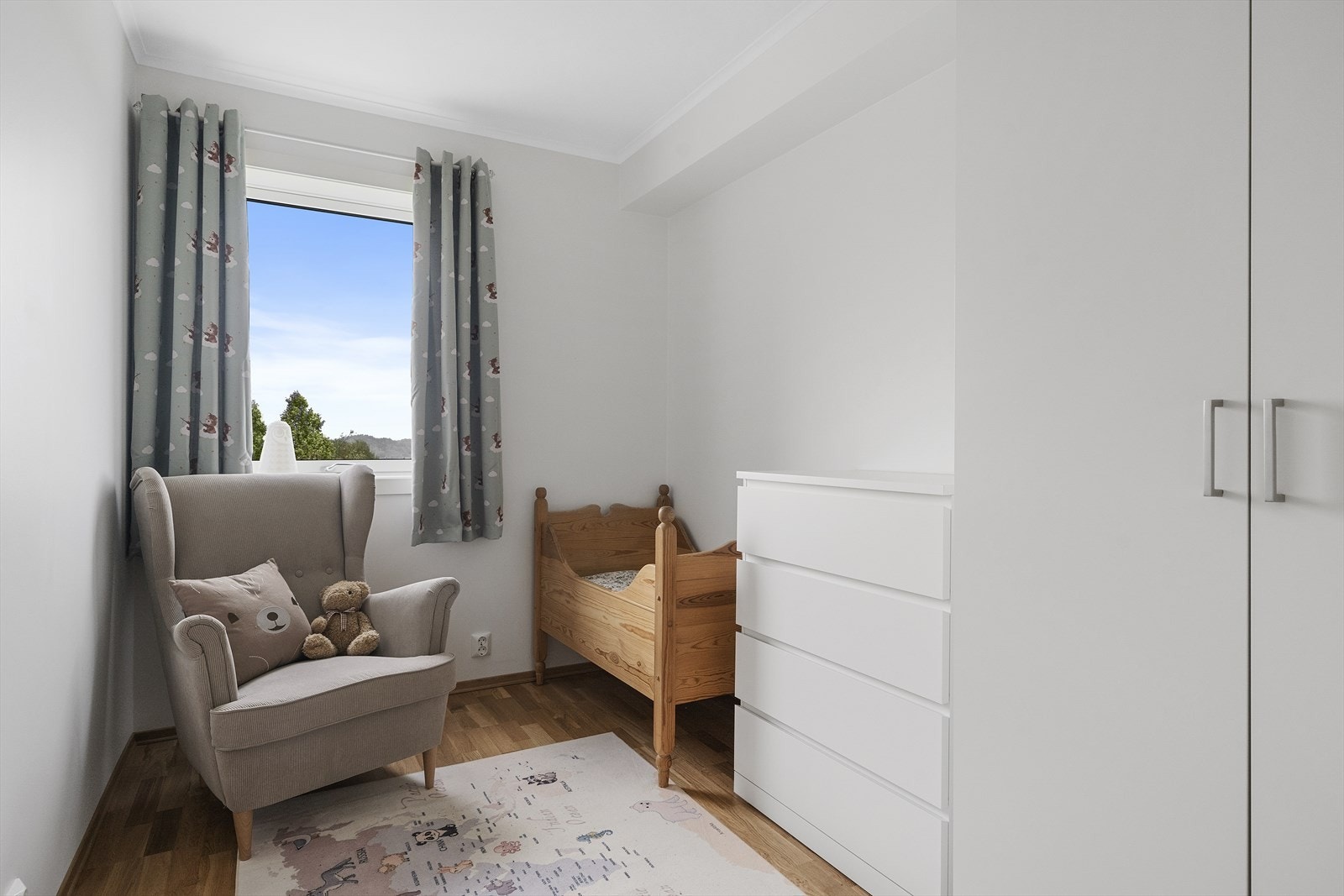 Soverom nr.2 med garderobeskap. Galleribilde