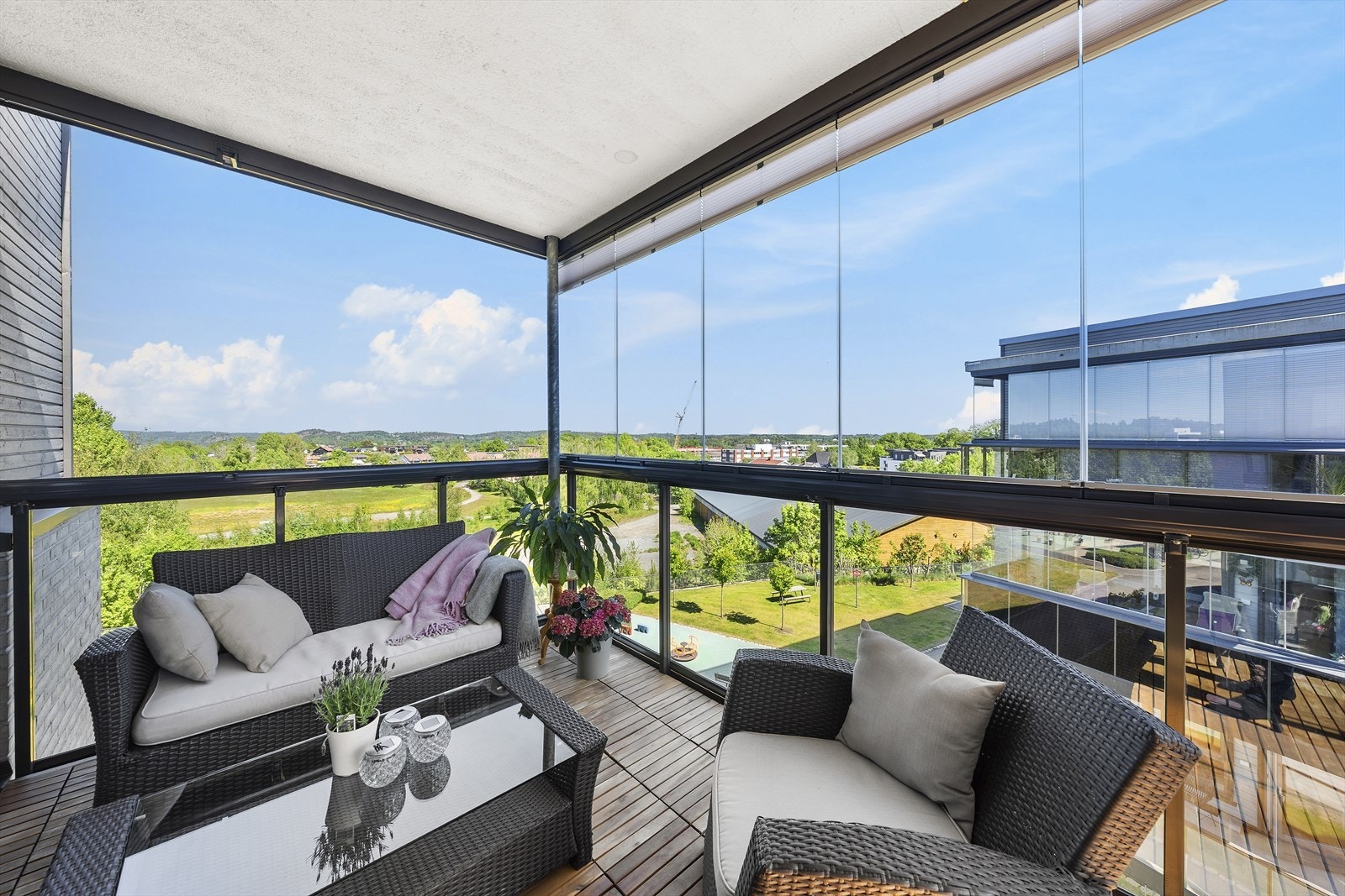 Innglasset veranda med flott utsikt. Galleribilde