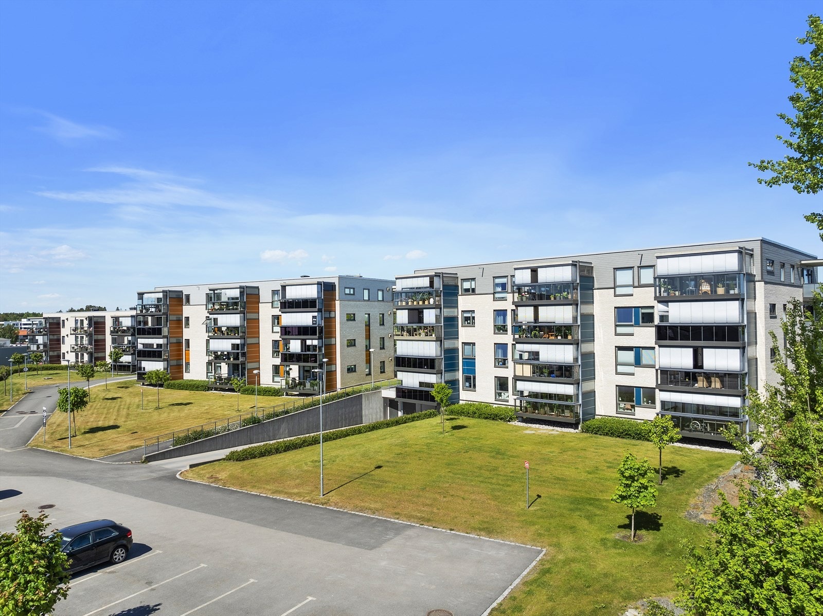 Fasade. Nedkjøring til garasjeanlegget sees midt i bildet. Galleribilde