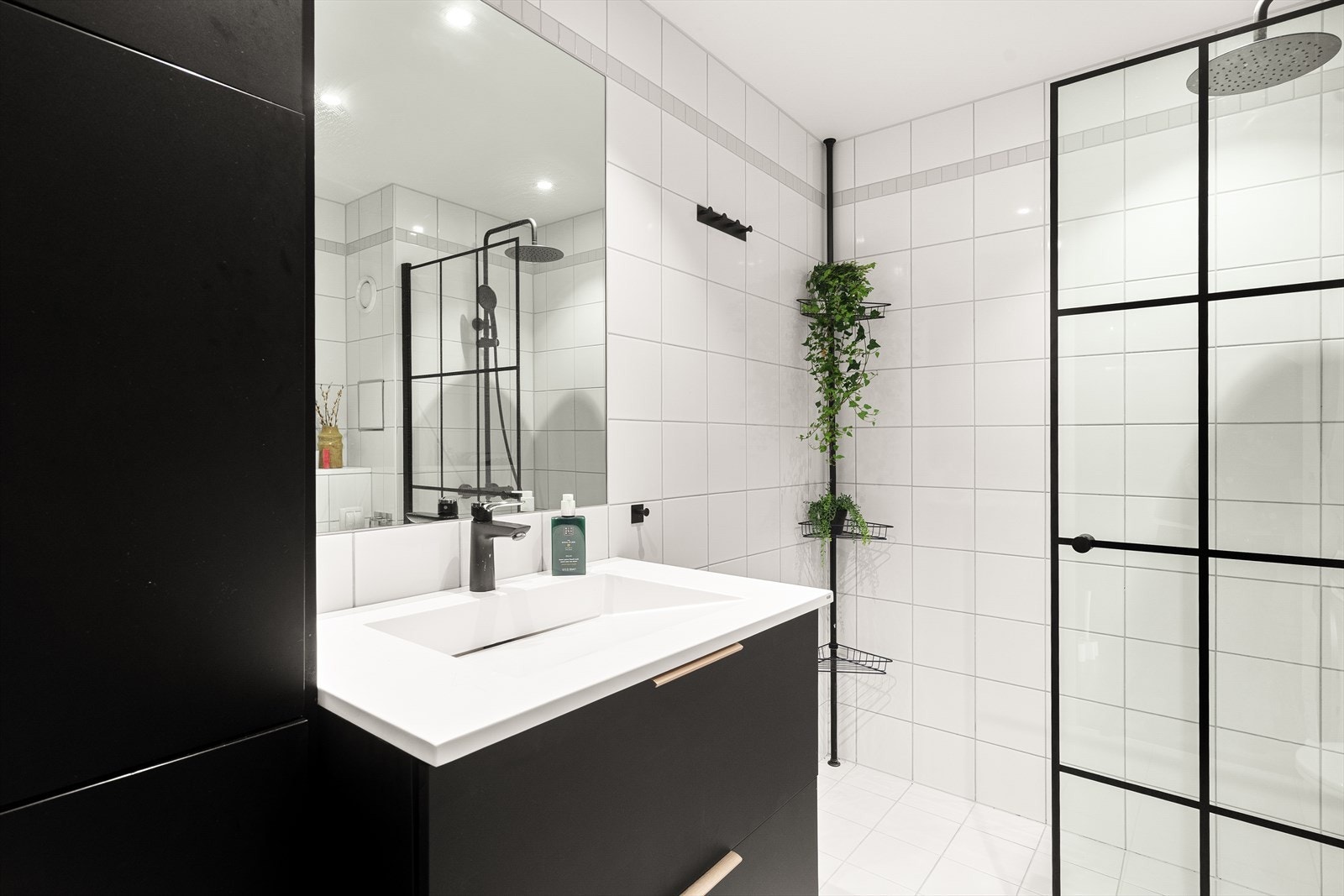 Badet er innredet med vegghengt wc, dusjhjørne og seksjon med vask. Opplegg for vaskemaskin Galleribilde