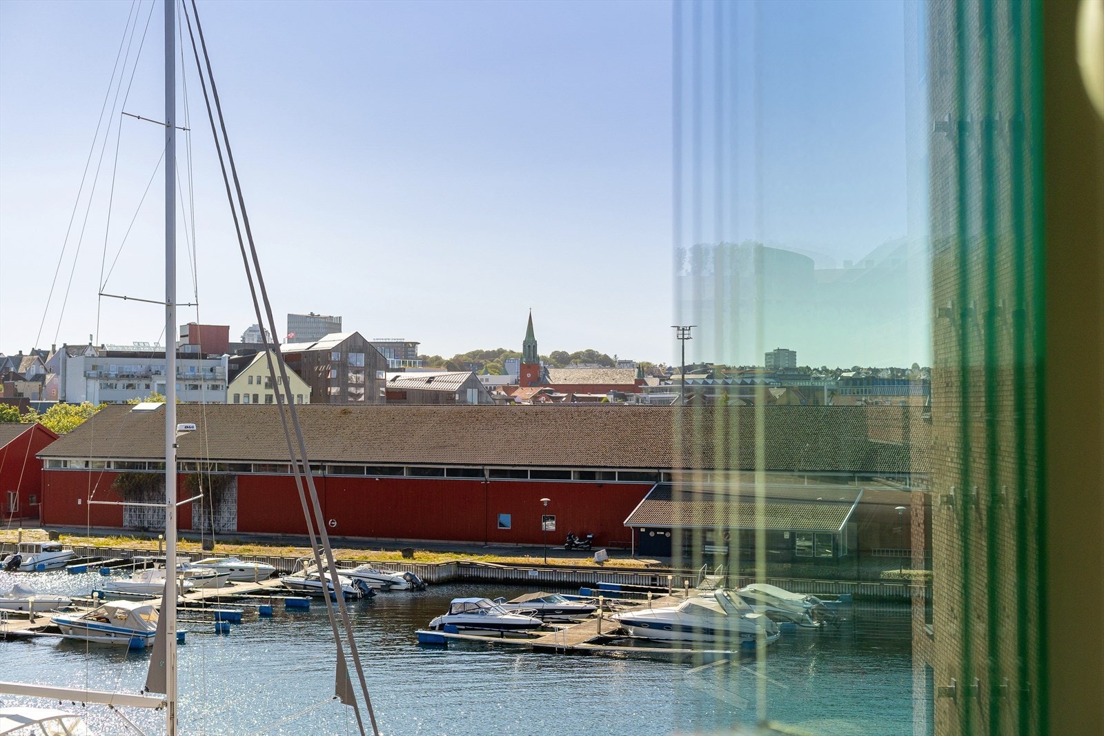 Balkongen byr på nydelig sjøutsikt og gode solforhold Galleribilde