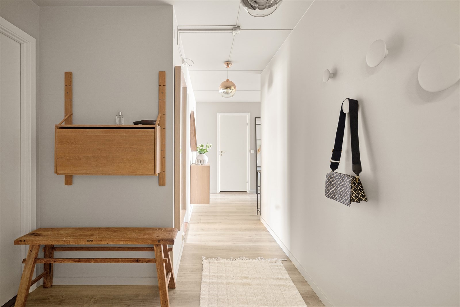 Lys og innbydende entré med inngang til garderoberom/bod Galleribilde