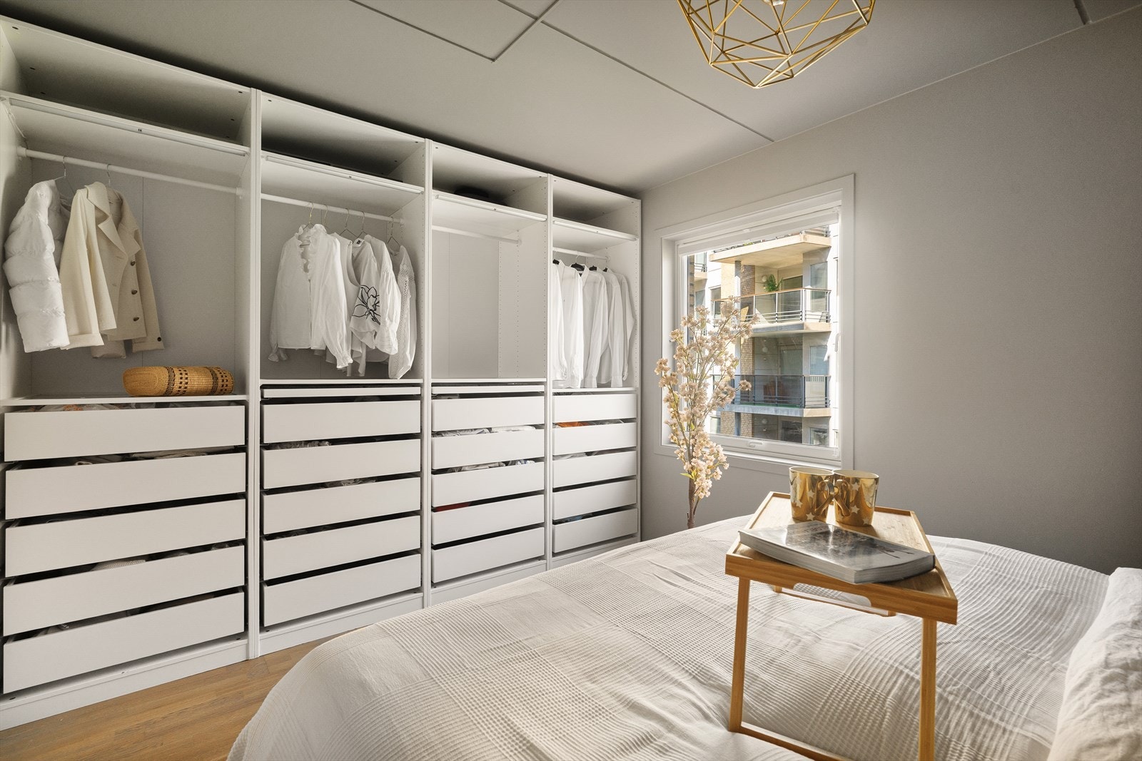 Kjekk stedbygd garderobe Galleribilde