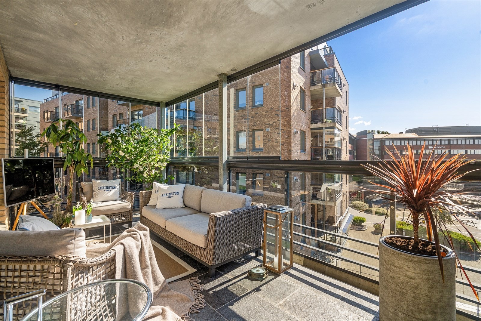 God plass til møblering og vinduer som kan åpnes og lukkes etter vær og vind Galleribilde